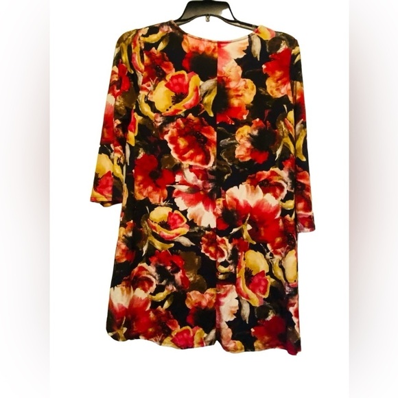 Women’s size XL pull over short sleeve shirt - Picture 2 of 3